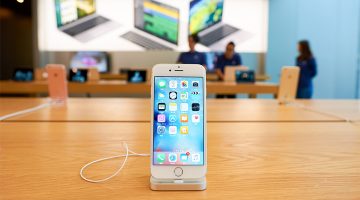 Things Girls Do After Graduation: Apple Store